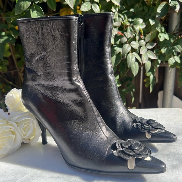 Chanel Black Leather Flower Appliqué Logo Pointed Toe Booties Euro size 37.🖤🔥 - Picture 1 of 17